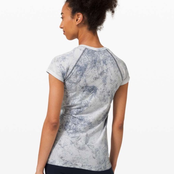 EUC, Lululemon Swiftly Tech Short Sleeve 2.0 Multi Dye, SZ 6, MSRP $78 - Picture 2 of 7